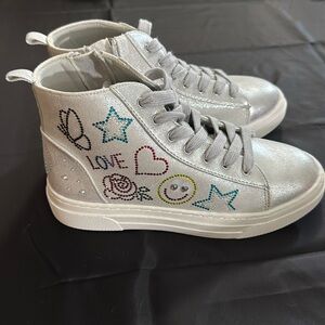 Steve Madden Girl's silver Sneakers, Size 4